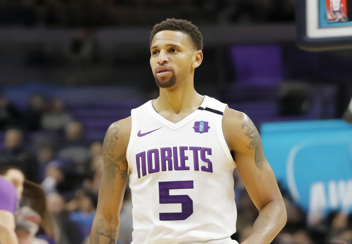 湖人丁威迪0分8失误引热议，赛斯-库里签约黄蜂，东契奇与里夫斯互动欢乐多